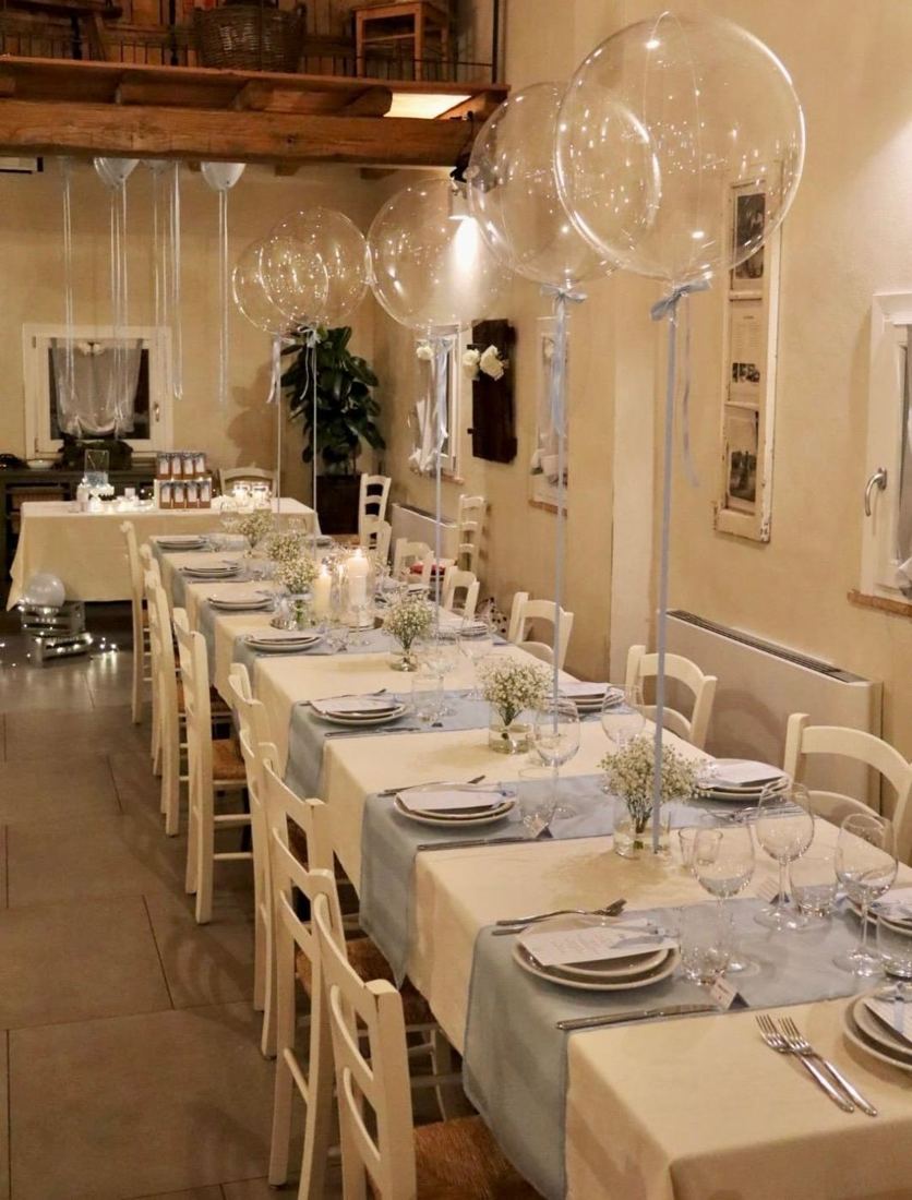 Sala apparecchiata con palloncini trasparenti
