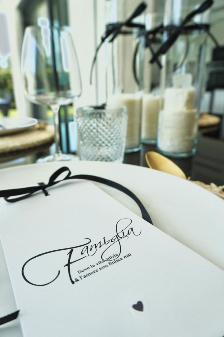 Dettaglio della tavola con segnaposto calligrafato