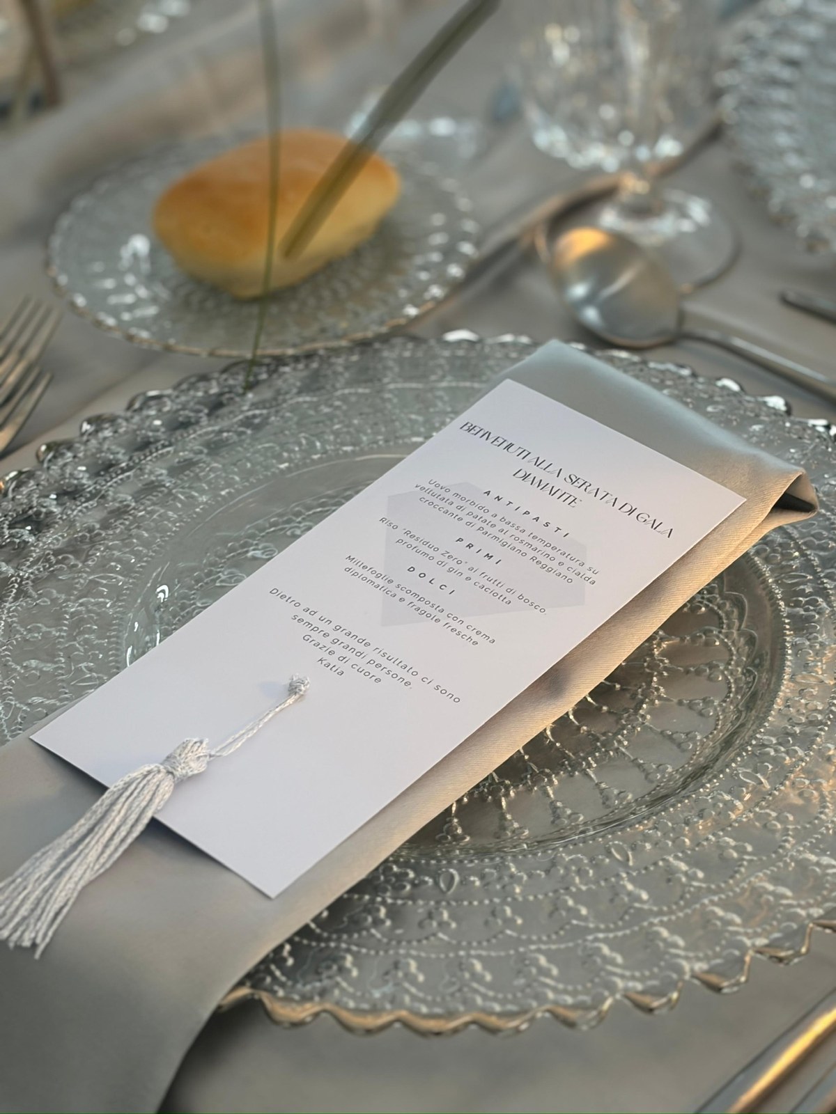 Menu della serata di gala su sottopiatto in vetro cesellato