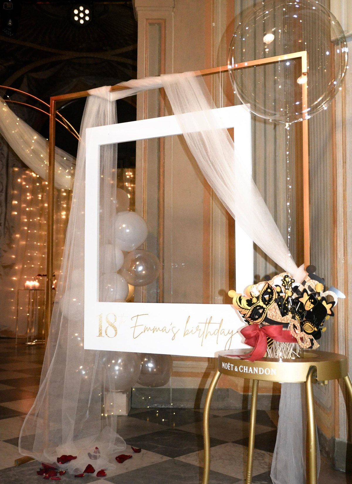 Cornice per foto ricordo con tulle, palloncini e maschere dorate